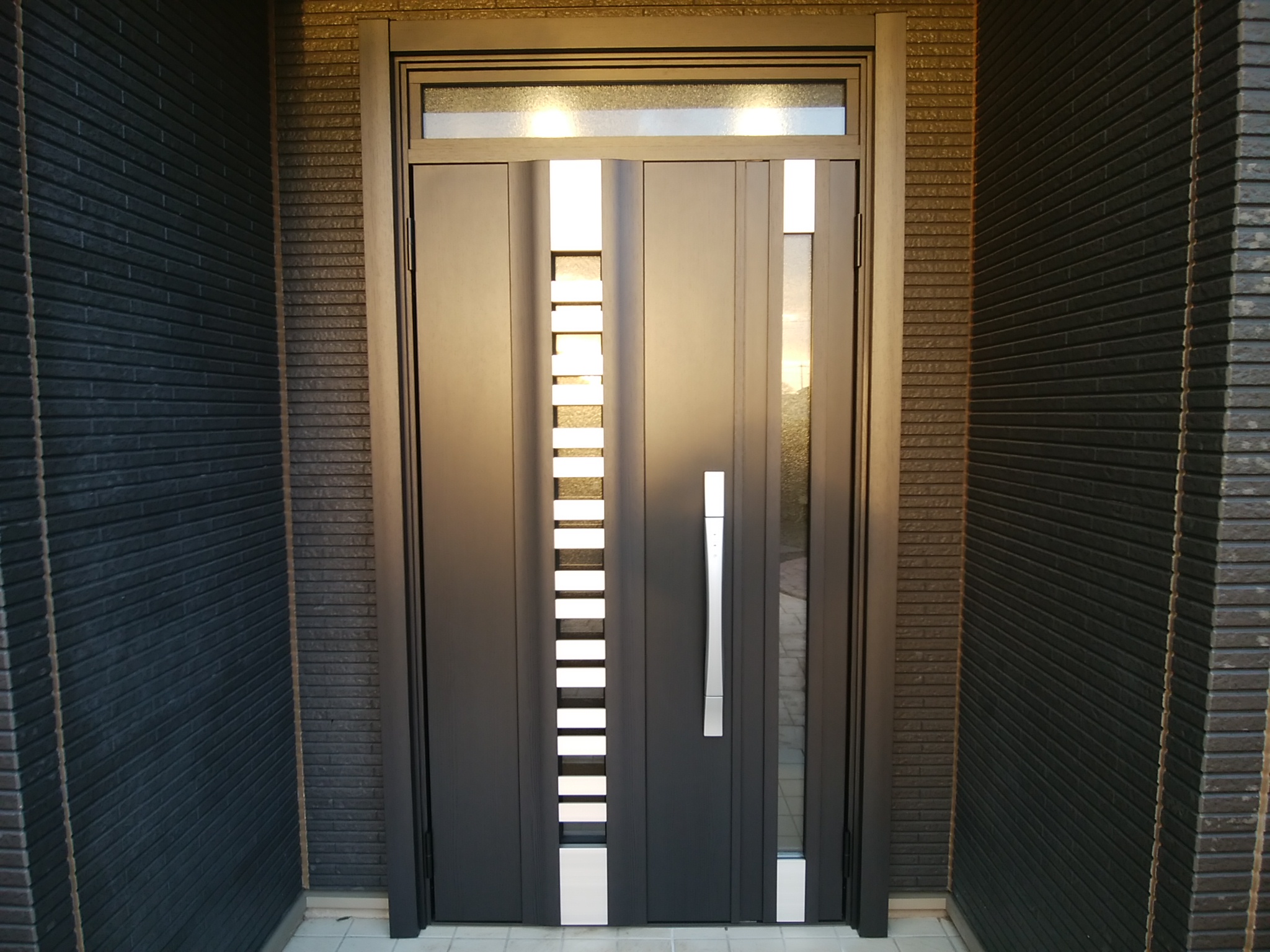 昼間でも電気を点けないと暗いドアを明るくしました 茨城県つくば市の工事事例 Lixilリシェントg型 玄関ドアのリフォームなら玄関 ドアマイスターへお任せください