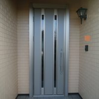 【YKKapドアリモS21v】ホワイトのドアをプラチナステンに交換（茨城県潮来市の工事事例）