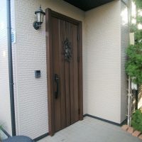 外壁塗装と同時に玄関ドアをリフォーム【YKKapドアリモM01v】茨城県牛久市