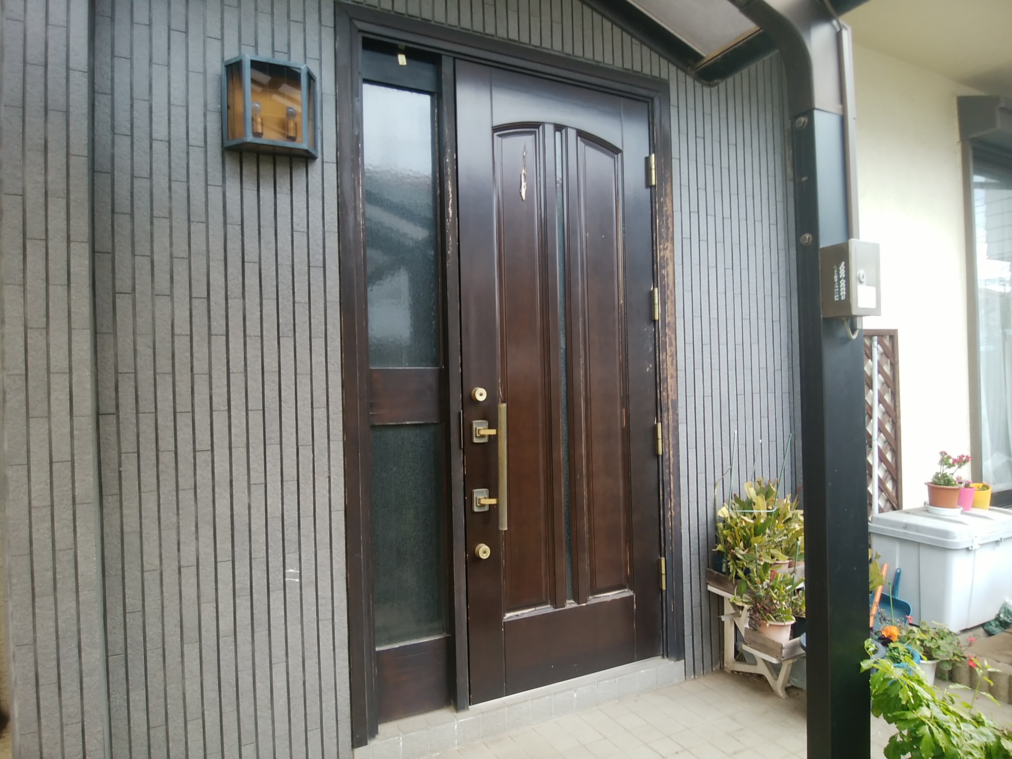 Lixilリシェントg41型 塗装がはがれてしまった玄関ドアを交換 東京都北区の工事事例 玄関ドアのリフォームなら玄関ドアマイスターへお任せください