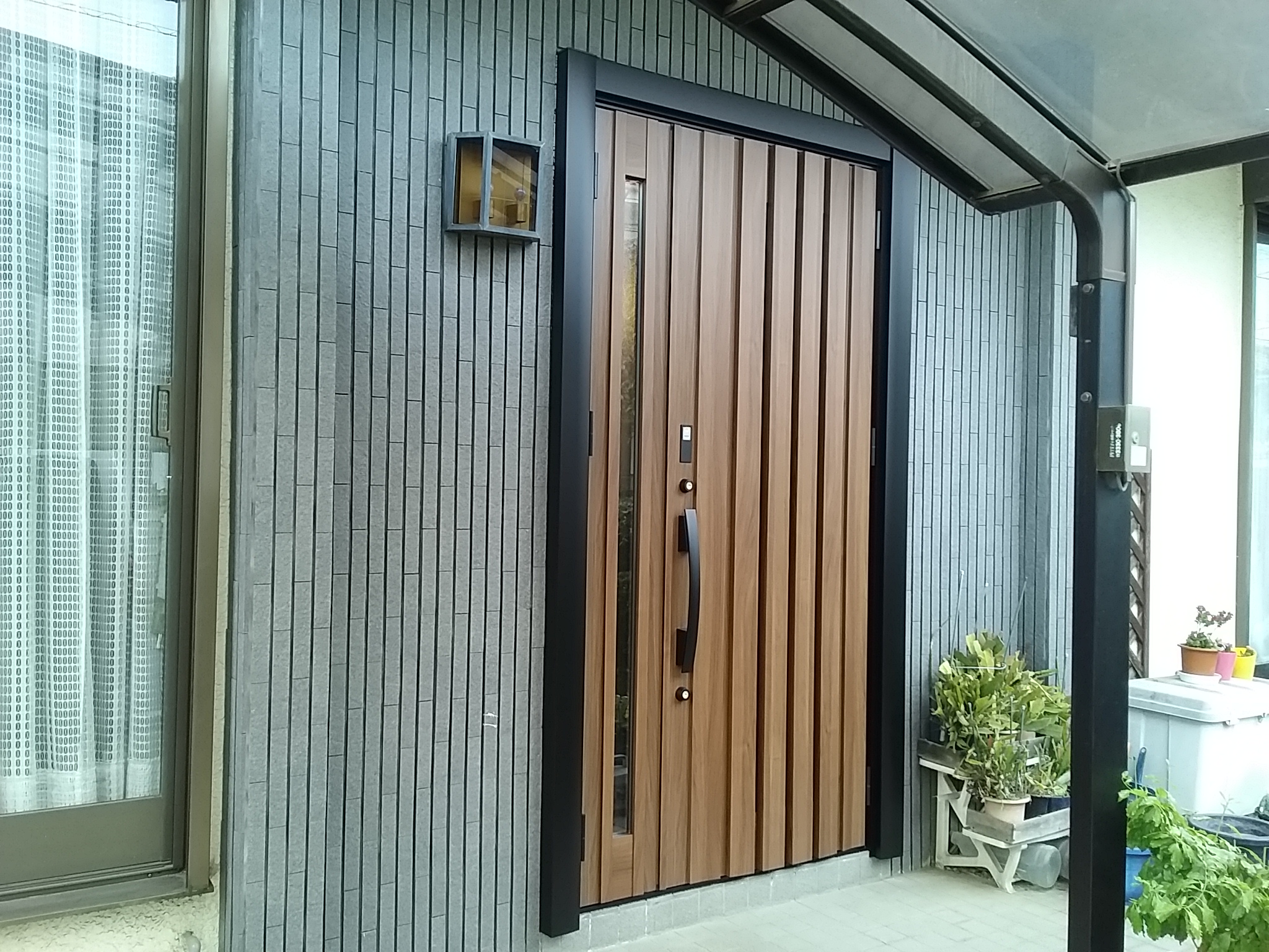 【LIXILリシェントG41型】塗装がはがれてしまった玄関ドアを交換（東京都北区の工事事例）玄関ドアのリフォームなら玄関ドアマイスターへお