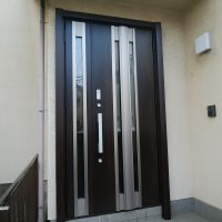 ポスト口のある玄関ドアを親子ドアに【LIXILリシェントC12N型】埼玉県松伏町の工事事例
