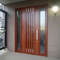 古びれてしまった黒いドアを明るい木目調のドアに【LIXILリシェントM27型】埼玉県吉川市