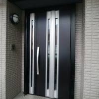 外壁塗装したら古いドアが目立ってしまった【LIXILリシェントG77型】千葉県流山市