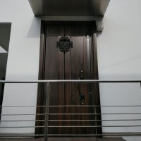 【LIXILリシェントD77型】デザイナーズ住宅のドアをリゾート風にリフォーム（東京都江東区の工事事例）