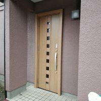【LIXILリシェントM28型】ホワイトの玄関ドアを木目調のドアに交換（千葉県鎌ヶ谷市の工事事例）