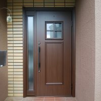 【YKKapドアリモU06v】40年前の木製玄関ドアを木目調のドアリモに交換（東京都足立区の工事事例）