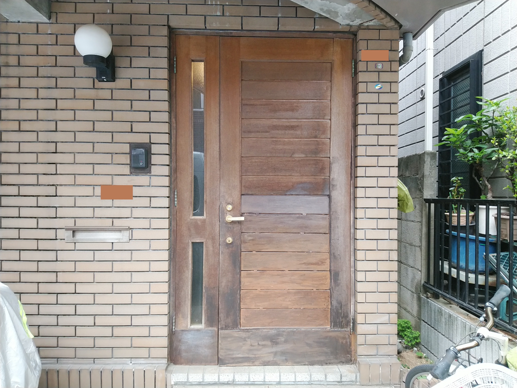 腐食して鍵が閉まりにくいドアをリフォーム【LIXILリシェントM28型】東京都北区玄関ドアのリフォームなら玄関ドアマイスターへお任せください