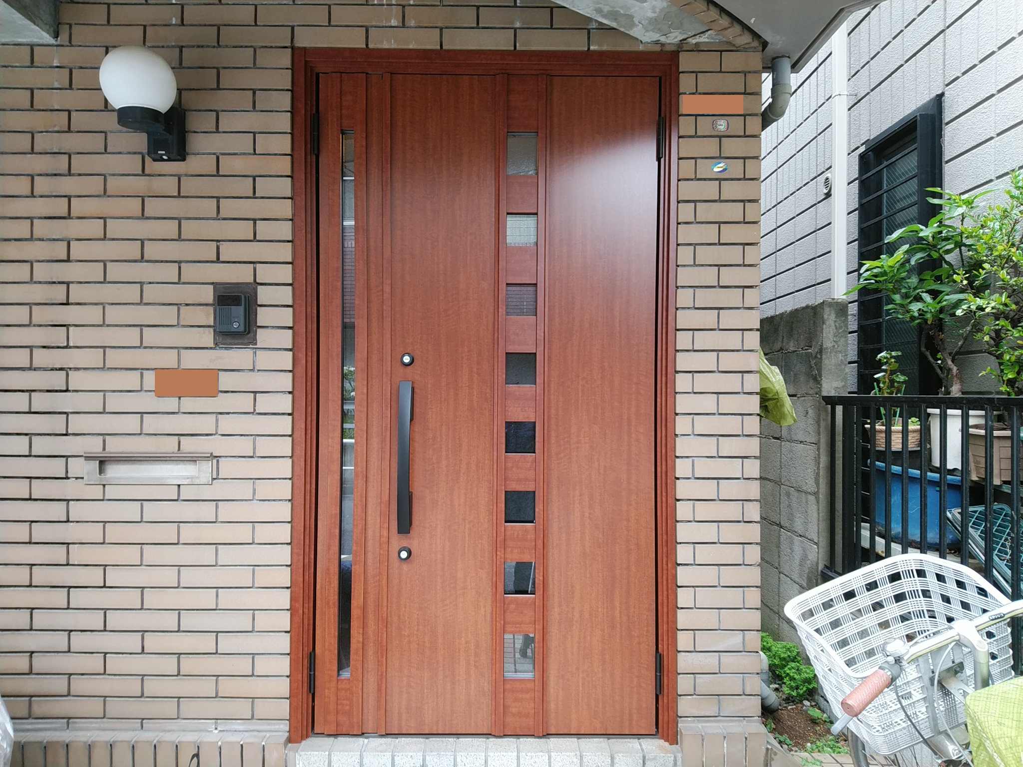 腐食して鍵が閉まりにくいドアをリフォーム【LIXILリシェントM28型】東京都北区玄関ドアのリフォームなら玄関ドアマイスターへお任せください