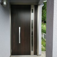 玄関ドアを流行りのドアにすると家全体が新しく感じられます【LIXILリシェントM78型】東京都足立区