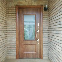【LIXILリシェントC15型】色褪せてしまった木製の海外製玄関ドアを木目調のリシェントで交換（千葉県印西市の工事事例）