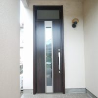 ひびが入ってしまった木製玄関ドアを交換リフォーム【LIXILリシェントM77型】埼玉県吉川市の工事事例