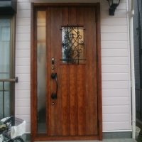 ブラックのドアを木目調のドアにしてイメージ一新【LIXILリシェントD41型】草加市の工事事例