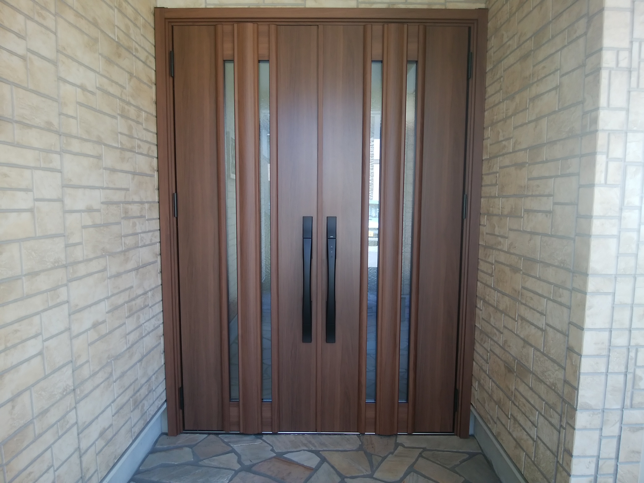 K2仕様のドアでしっかり断熱！両開きのドアです【LIXILリシェントG15型】宇都宮市の工事事例 | 玄関ドアリフォームの玄関ドアマイスター