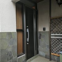 木製の玄関ドアをお手頃な断熱ドアでリフォーム【LIXILリシェントM78型】茨城県守谷市
