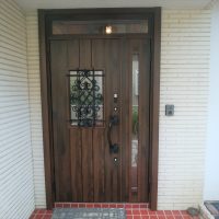 塗装が傷んでしまった木製玄関ドアをリフォーム【LIXILリシェントD41型】柏市の工事事例
