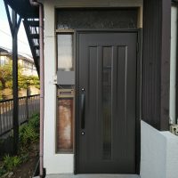 40年以上前の木製の玄関ドア。ドア部分のみのリフォームです【LIXILリシェントC12N】杉戸町の工事事例