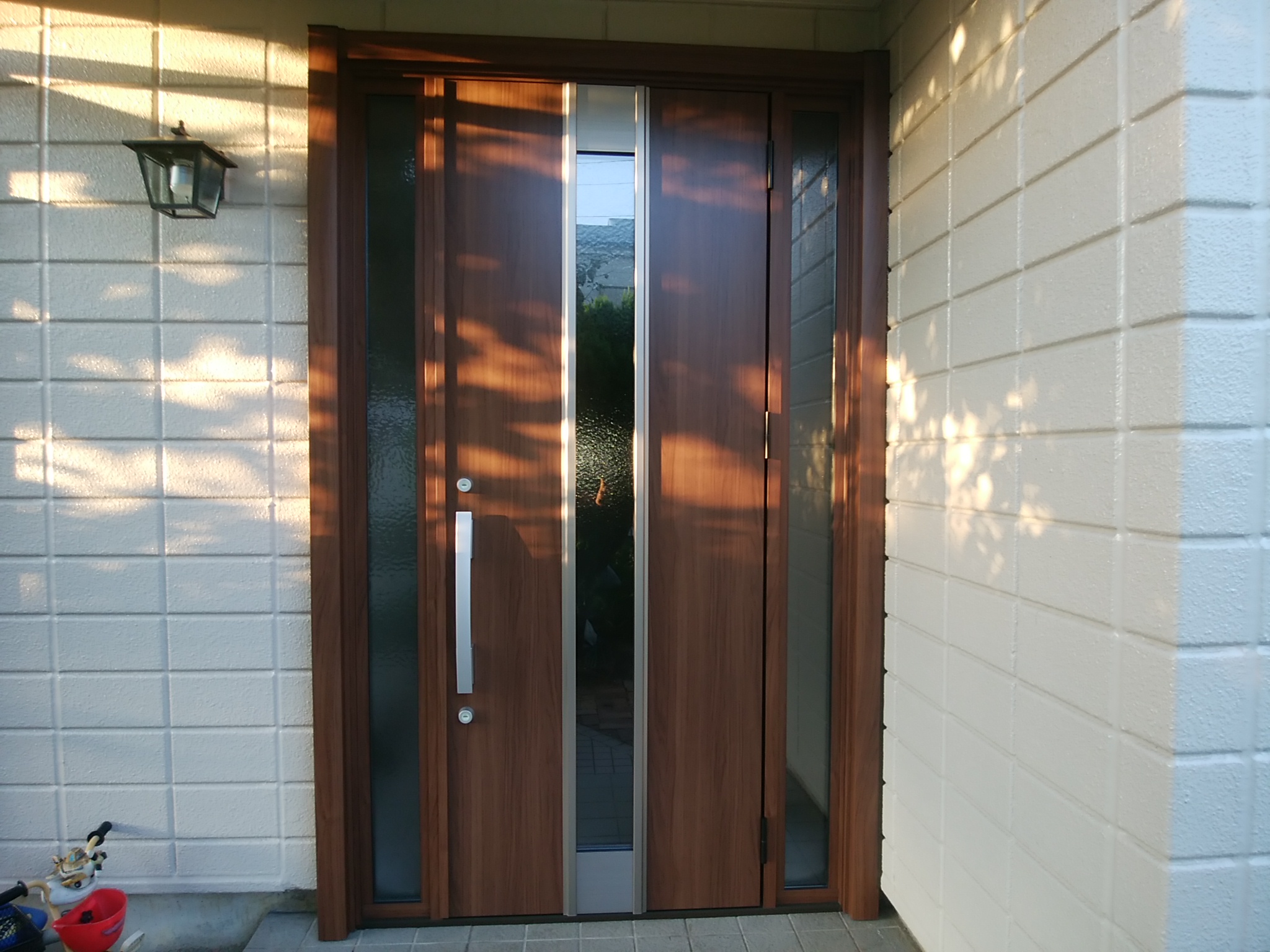 ヘーベルハウスの玄関ドアを木目調のリシェントでリフォーム【LIXILリシェントM77型】千葉県印西市玄関ドアのリフォームなら玄関ドア