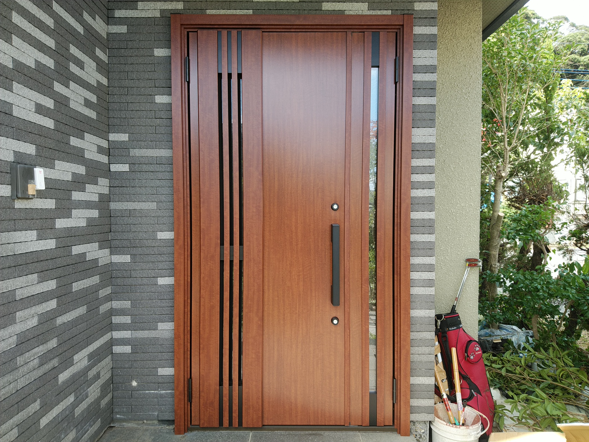 木目調の採風ドアで夏を涼しく【LIXILリシェントM83型】玄関ドアのリフォームなら玄関ドアマイスターへお任せください