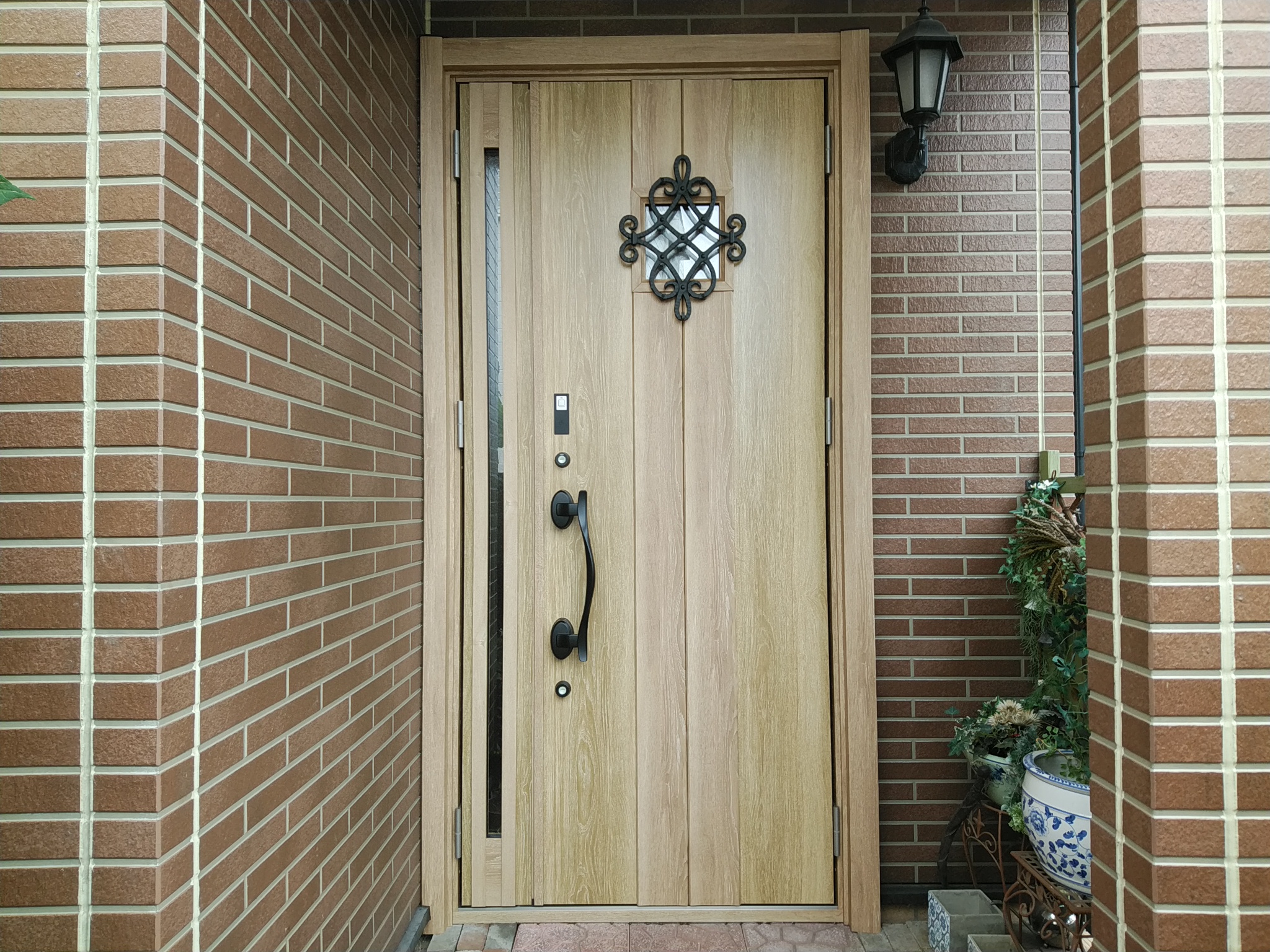 室内の様子が見えにくい玄関ドアにリフォーム【LIXILリシェントD77型】玄関ドアのリフォームなら玄関ドアマイスターへお任せください