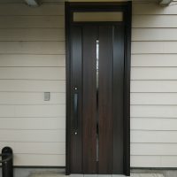 塗装が傷んだ木製玄関ドアは木目調のドアでリフォームがおすすめです【LIXILリシェントM12型】深谷市の工事事例