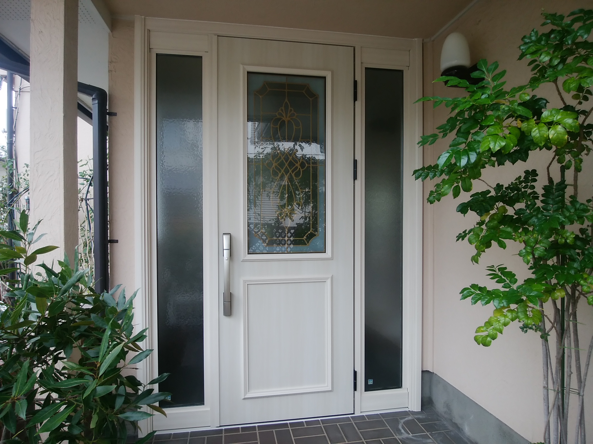 ステンドガラス調のデザインガラスが入った洋風ドアにリフォーム Ykkapドアリモe07 玄関ドアのリフォームなら玄関ドアマイスターへお任せください