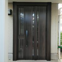 大きな額縁の木製玄関ドアを木目調断熱ドアに【LIXILリシェントG15型】小川町の工事事例