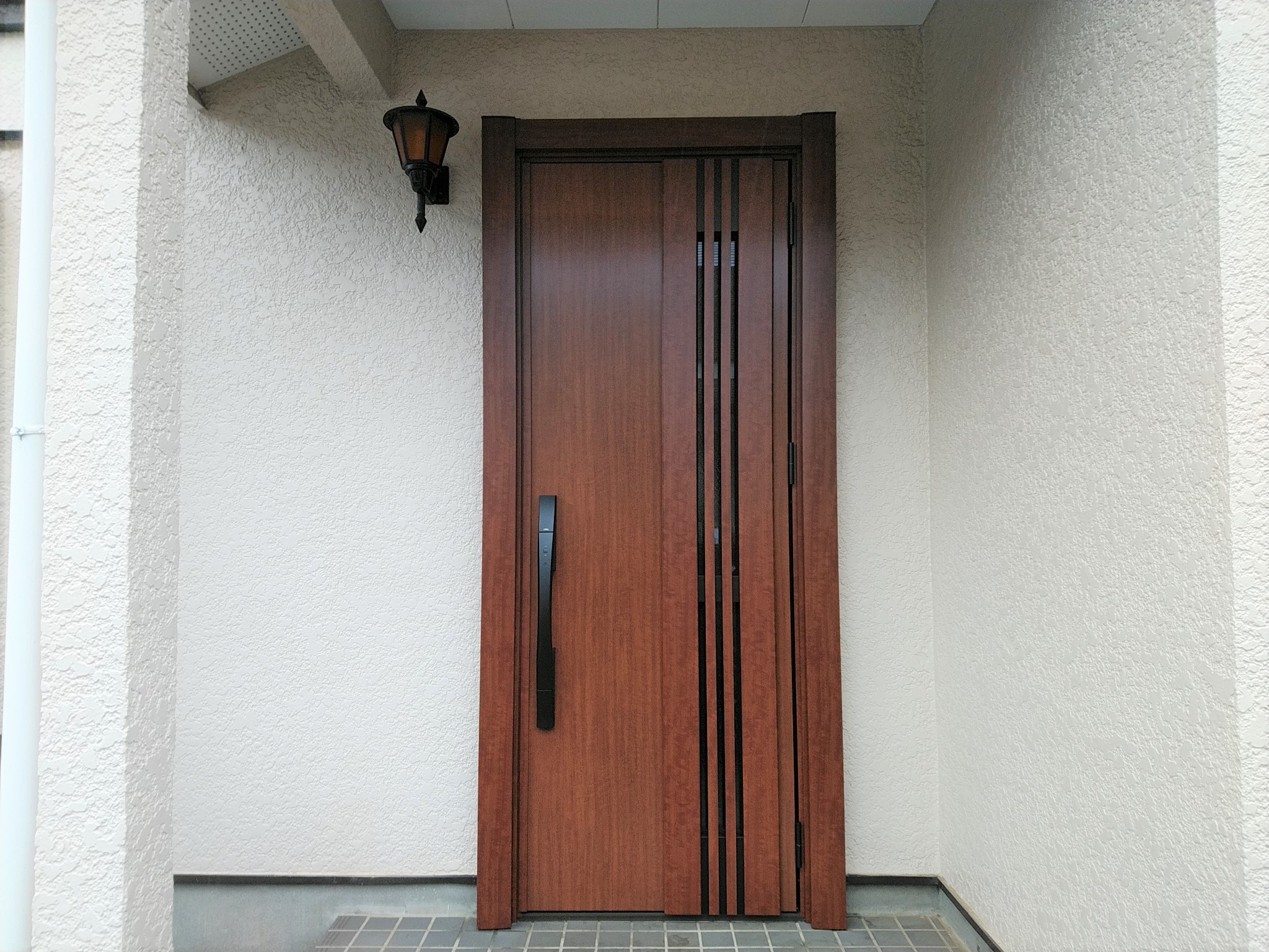 アイカの木製玄関ドアを採風断熱ドアにリフォーム【LIXILリシェントM83型】玄関ドアのリフォームなら玄関ドアマイスターへお任せください
