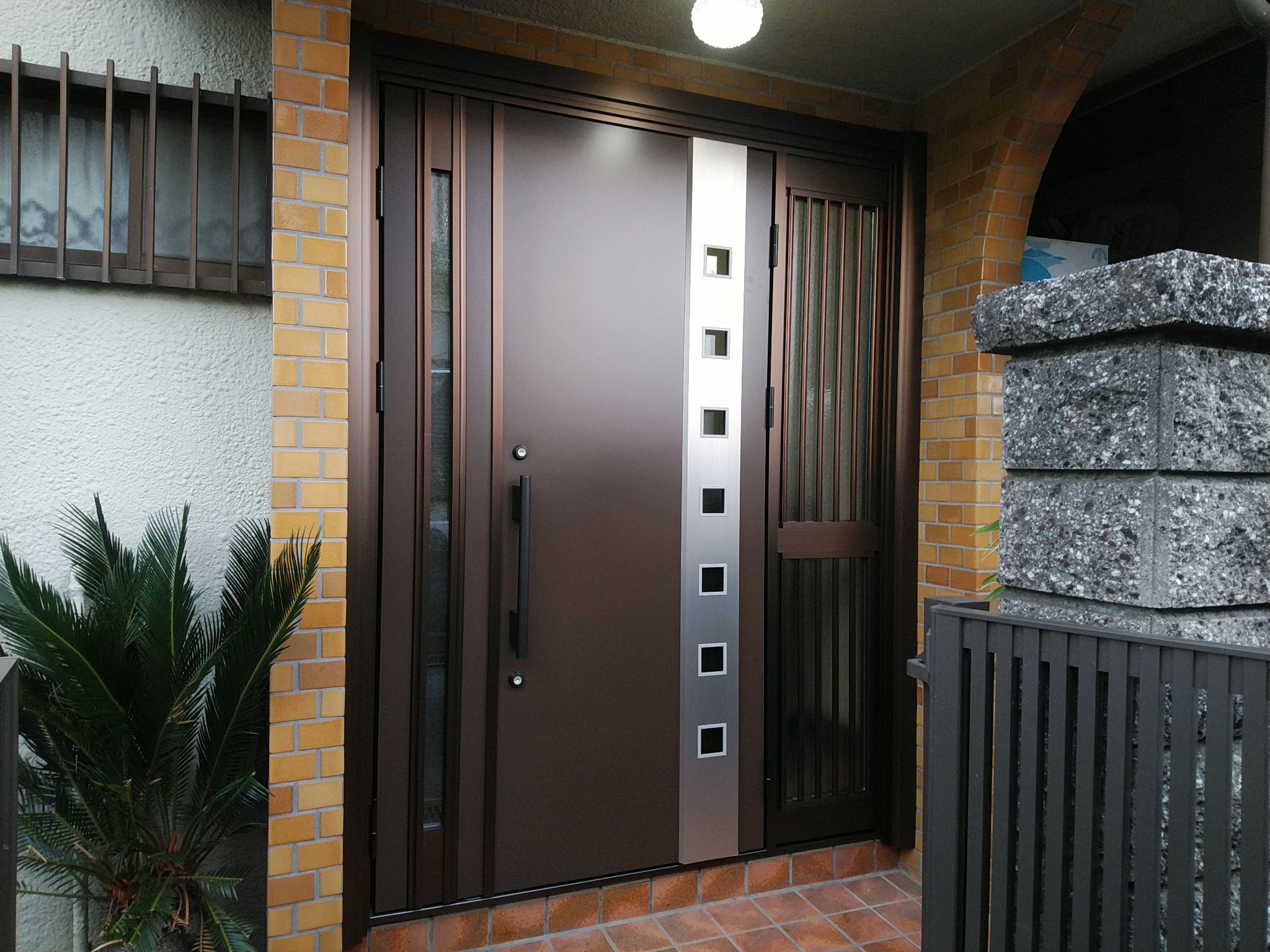 日本の戸建て住宅が寒いのはドアと窓の断熱性能が悪いから！【YKKAPドアリモF06K】玄関ドアのリフォームなら玄関ドアマイスターへお任せください