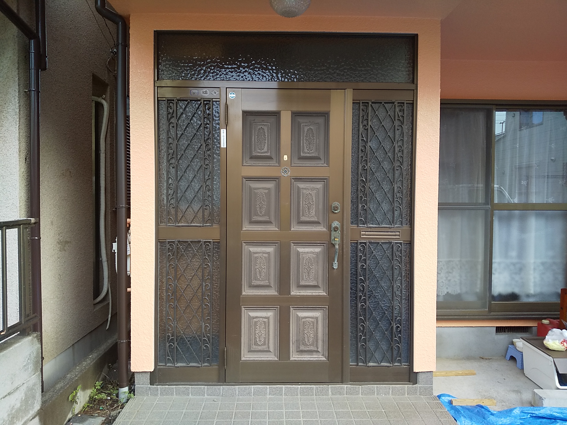 外壁塗装をきっかけに玄関ドアをリフォーム Ykkapドアリモn12 玄関ドアのリフォームなら玄関ドアマイスターへお任せください