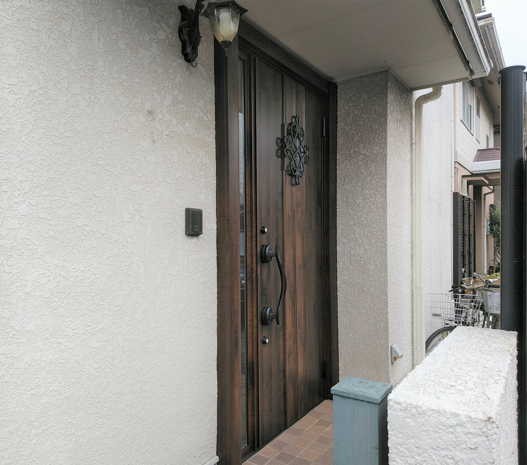 アンティーク調のドアにリフォーム【LIXILリシェントD77型】玄関ドアのリフォームなら玄関ドアマイスターへお任せください