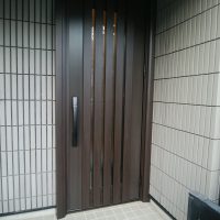 色褪せてしまった玄関ドアを木目調のドアに【YKKAPドアリモC03】志木市の工事事例