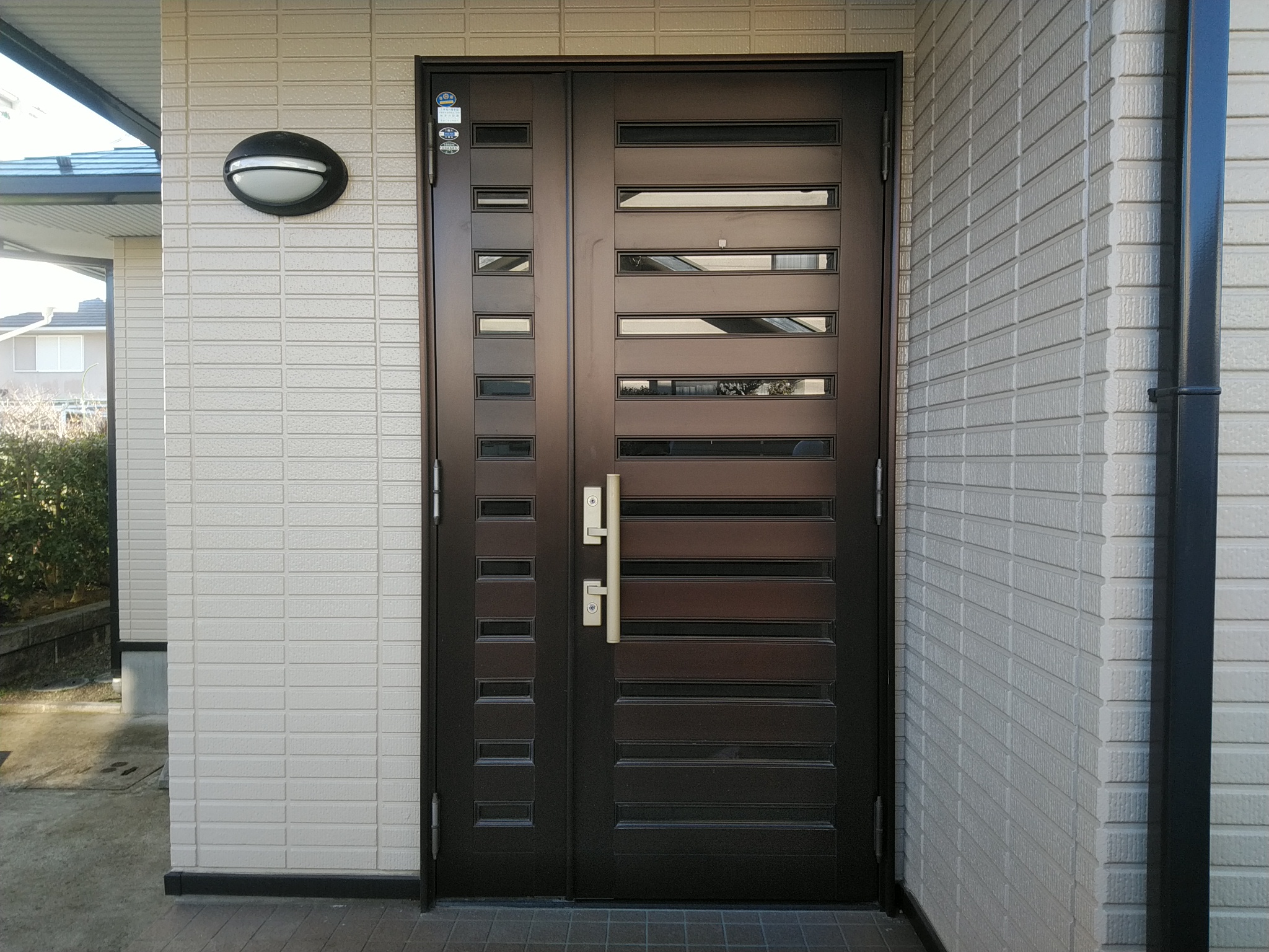 重厚感のあるシンプルなドアにリフォーム Ykkapドアリモn08 玄関ドアのリフォームなら玄関ドアマイスターへお任せください