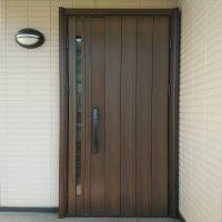 重厚感のあるシンプルなドアにリフォーム【YKKAPドアリモN08】練馬区の工事事例
