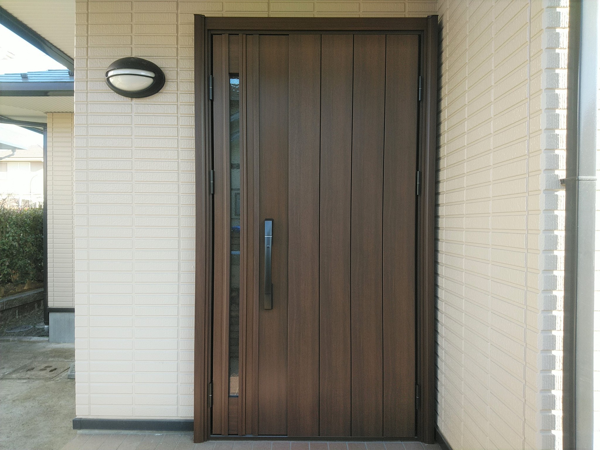 重厚感のあるシンプルなドアにリフォーム Ykkapドアリモn08 練馬区の工事事例 玄関ドアリフォームの玄関ドアマイスター
