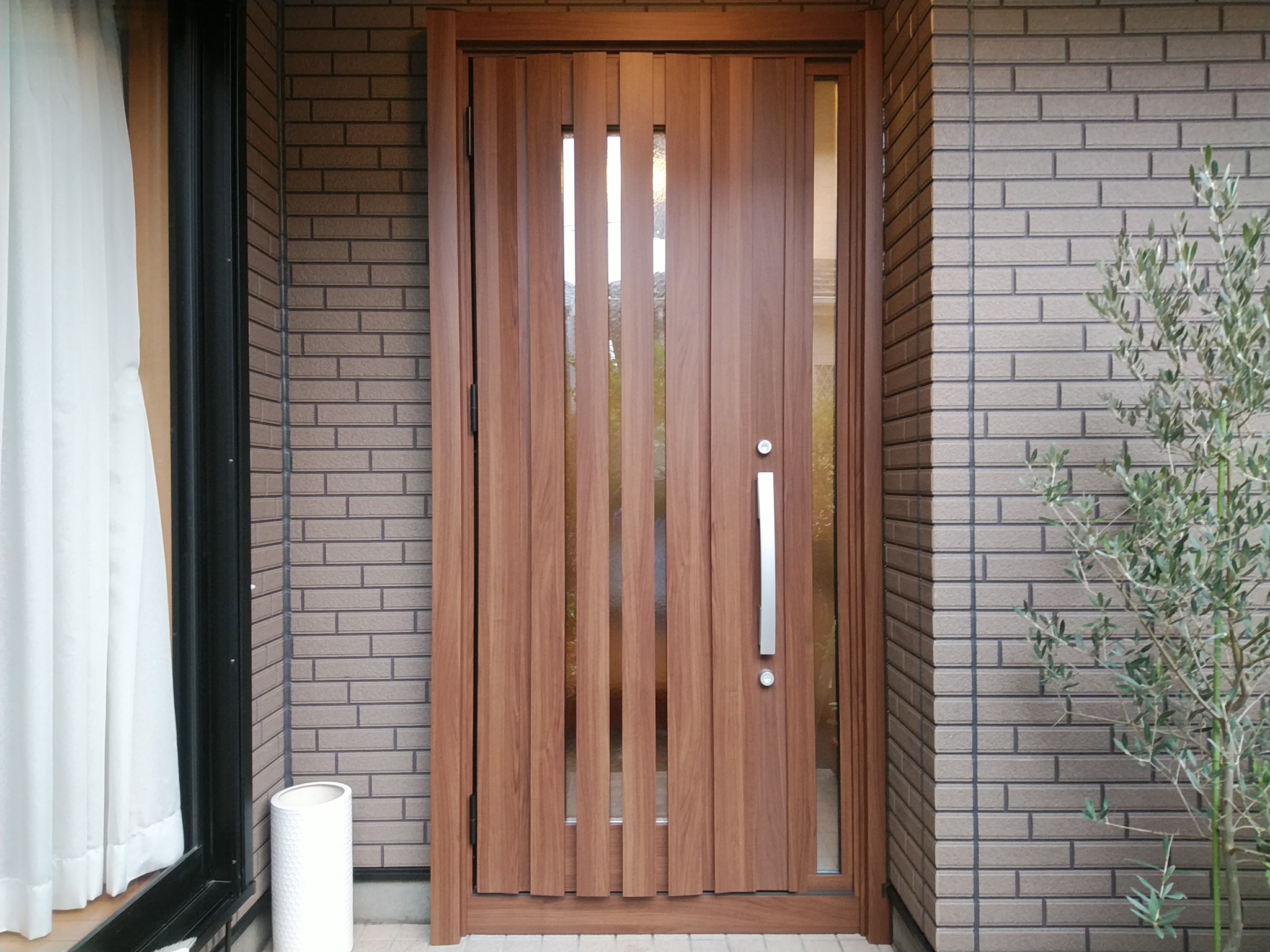 木目調のドアにすると暖かみのある高級感が出ます Lixilリシェントg14型 玄関ドアのリフォームなら玄関ドアマイスターへお任せください