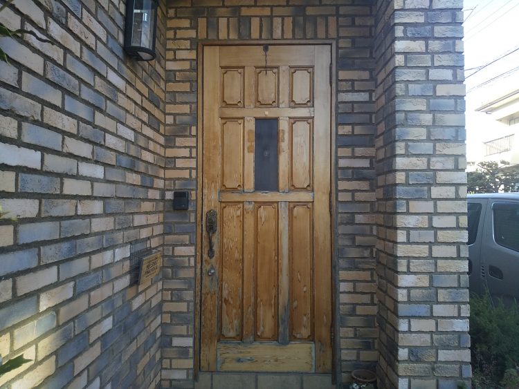 柄が多い外壁にはシンプルな色のドアが合います【LIXILリシェントD77型】玄関ドアのリフォームなら玄関ドアマイスターへお任せください