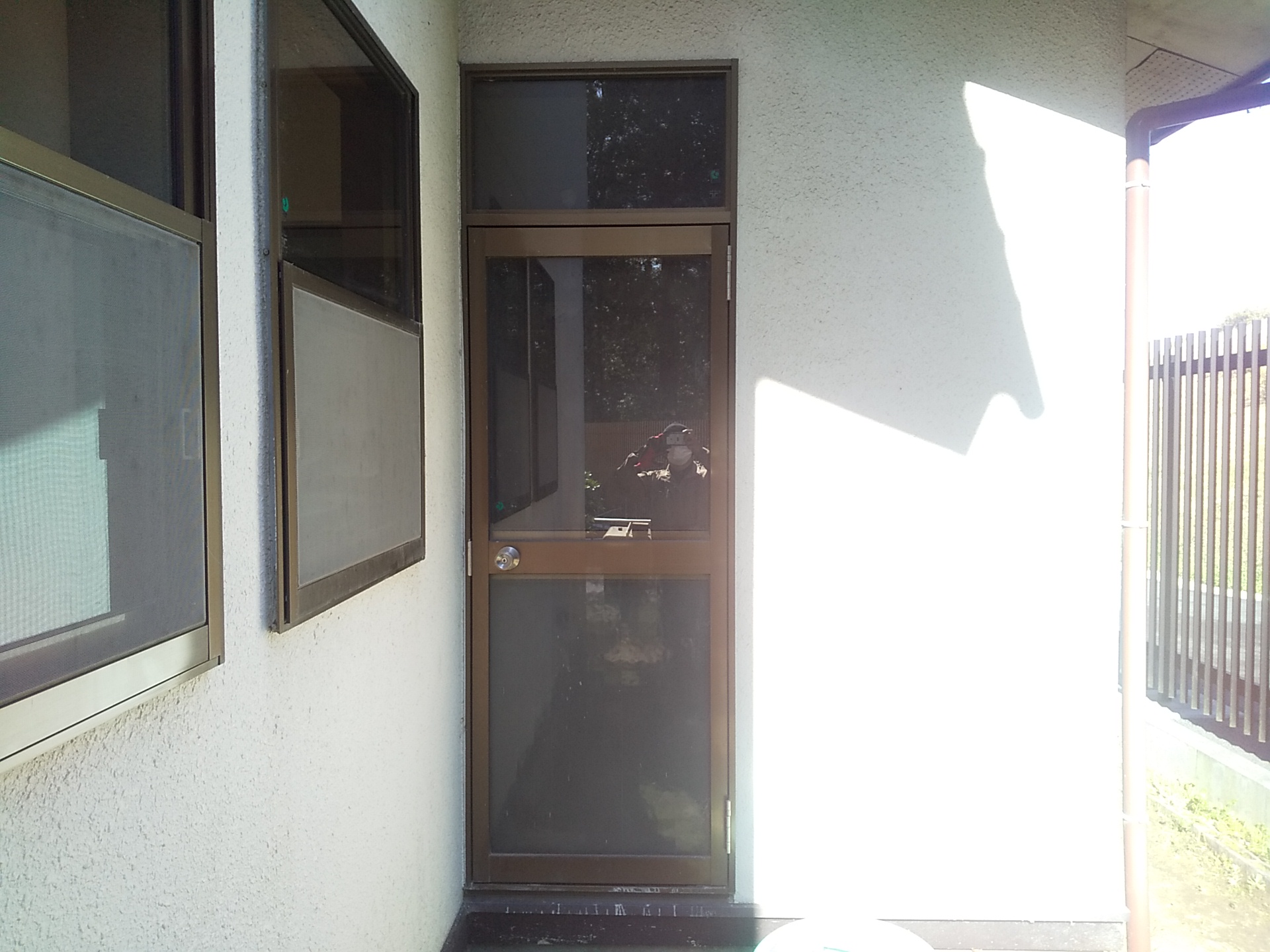 この勝手口ドアは10秒で侵入できるので危険です しっかりしたドアにしました Lixilリシェント勝手口ドアk型 玄関ドアのリフォームなら玄関ドア マイスターへお任せください