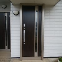 2世帯住宅の玄関ドアを同時にリフォーム【LIXILリシェントM78型】