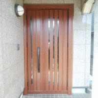 TOSTEMポルト23を断熱タイプの木目調ドアにリフォーム【LIXILリシェントG14型】加須市の工事事例