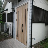片袖枠のドアを換気ができるドアにリフォーム【YKKAPドアリモN05T】東庄町の工事事例