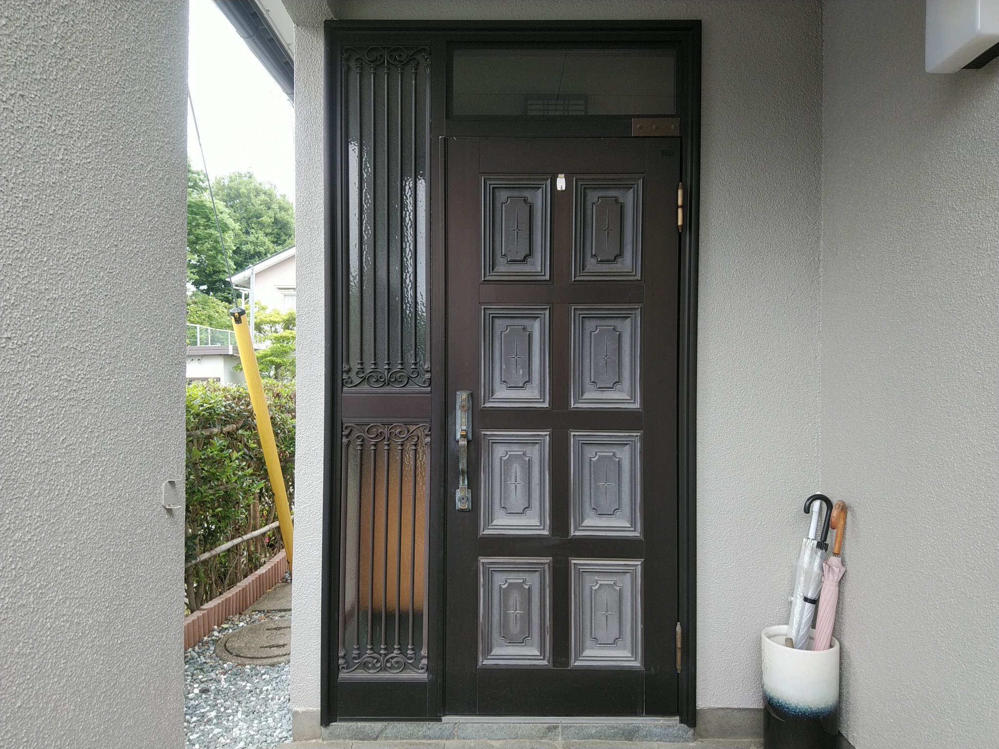 昭和の時代によく見られたデザインのドアをリフォームするとこんなに見違えます【LIXILリシェントM17型】玄関ドアのリフォームなら玄関ドア