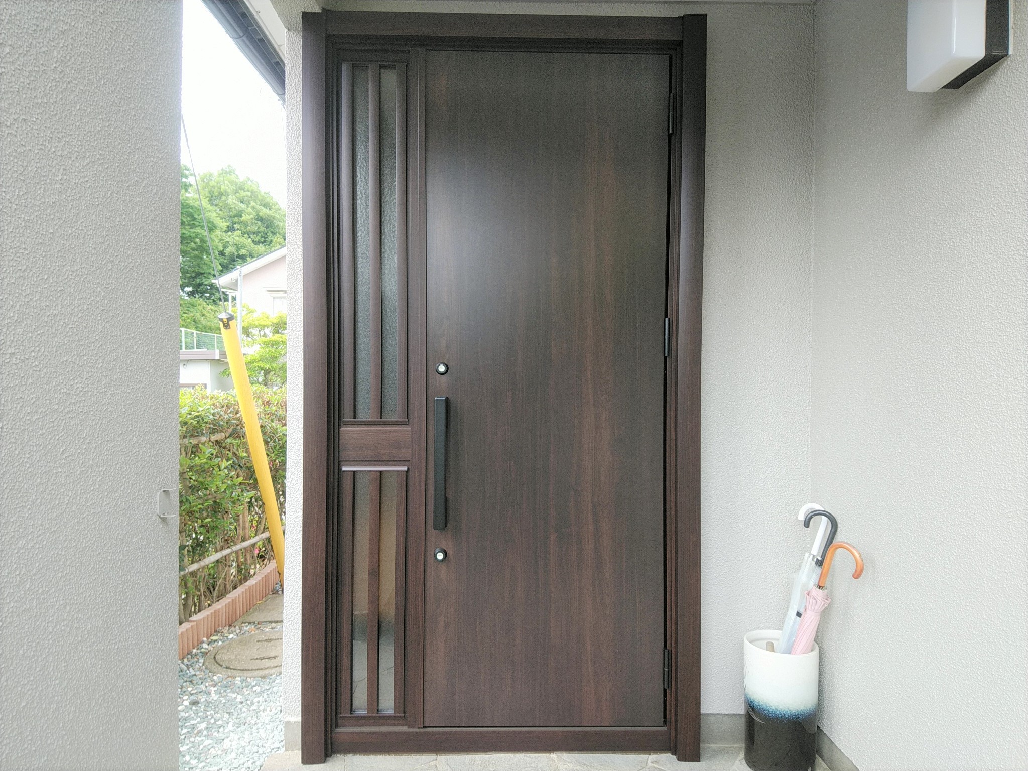 昭和の時代によく見られたデザインのドアをリフォームするとこんなに見違えます【LIXILリシェントM17型】玄関ドアのリフォームなら玄関ドア