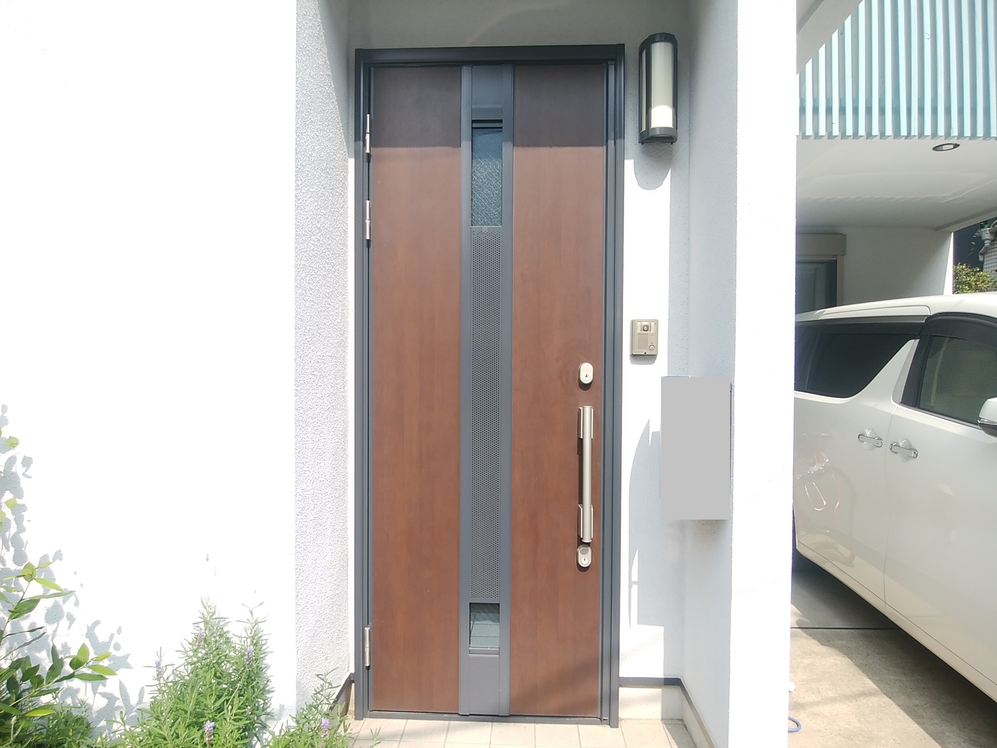 ガラスがないシンプルな断熱タイプの木目調ドア Lixilリシェントm17型 玄関ドアのリフォームなら玄関ドアマイスターへお任せください