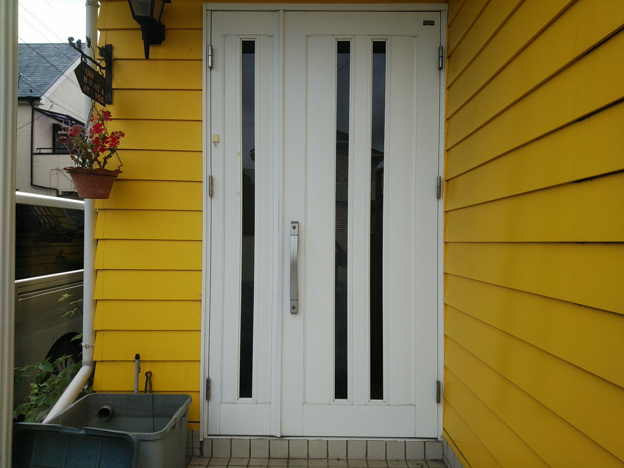 ドイツ張りの外壁に合う玄関ドアにリフォーム【LIXILリシェントD41型】玄関ドアのリフォームなら玄関ドアマイスターへお任せください