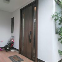 木製玄関ドアをリモコンキー付きのドアにするととっても便利で快適です【YKKAPドアリモN05】水戸市の工事事例