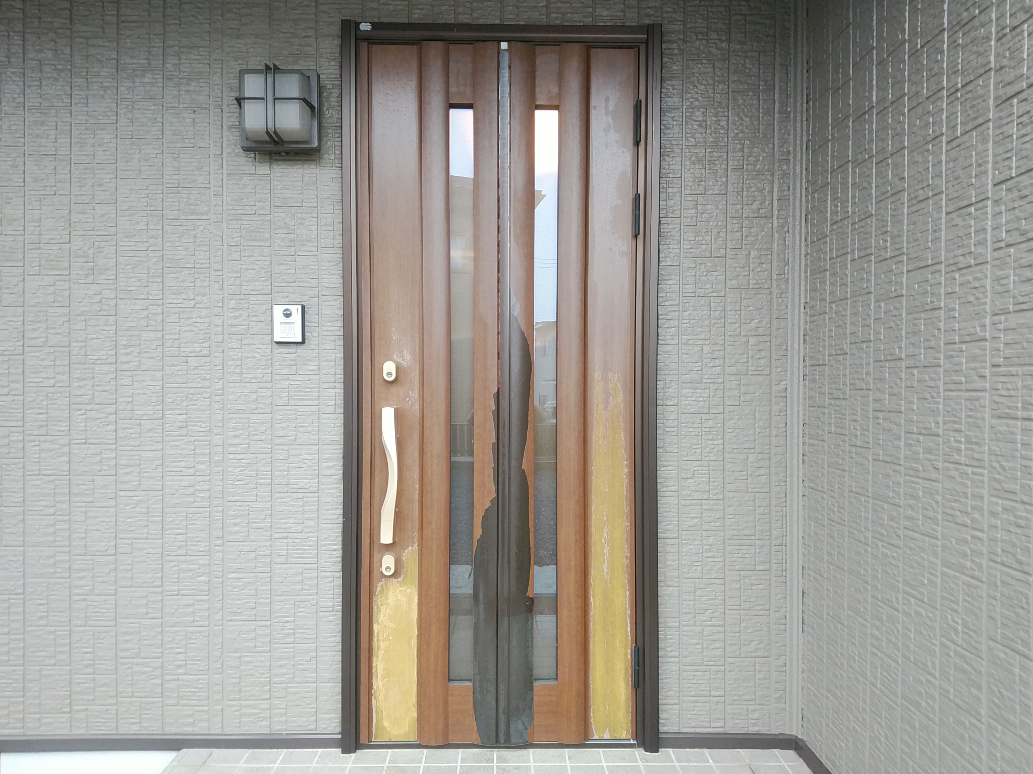 セキスイハイムの玄関ドアの木目シートが剝がれていました Ykkapドアリモn05t 玄関ドアのリフォームなら玄関ドアマイスターへお任せください
