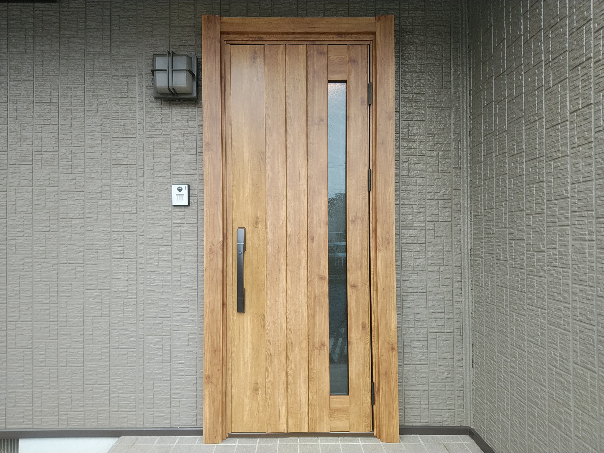 セキスイハイムの玄関ドアの木目シートが剝がれていました Ykkapドアリモn05t 和光市の工事事例 玄関ドアリフォームの玄関ドアマイスター