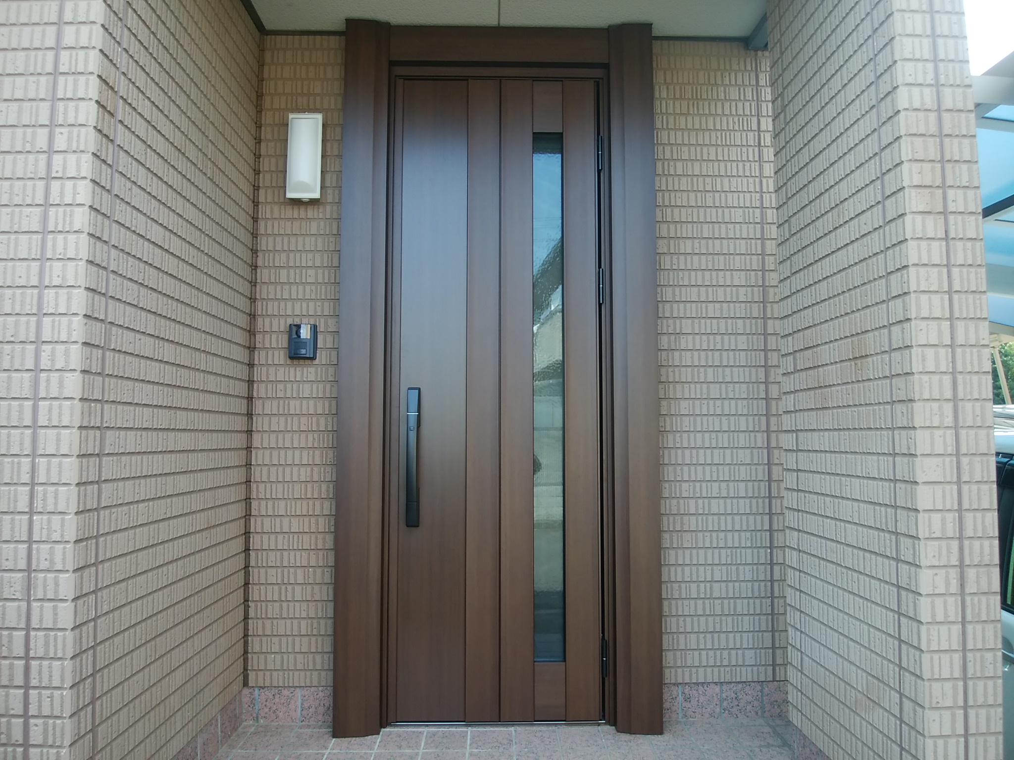 積水ハウス の玄関ドアをカバー工法で交換 外額縁155でしっかりカバー Ykkapドアリモn05t 玄関ドアのリフォームなら玄関ドアマイスターへお任せください