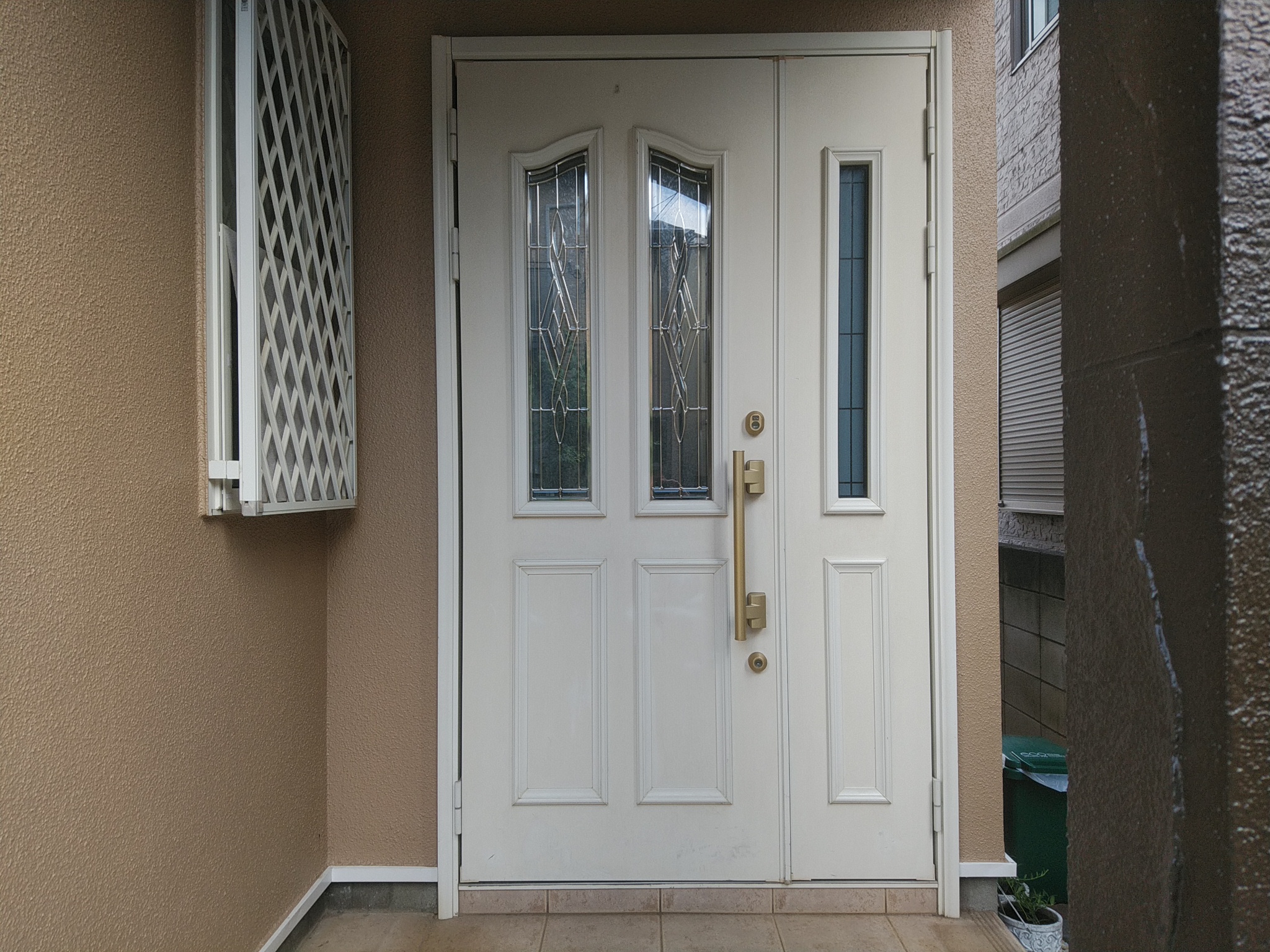 ホワイトのドアと木目調のドアの違いを見てください【YKKAPドアリモE09T】玄関ドアのリフォームなら玄関ドアマイスターへお任せください